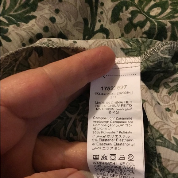 2/$20 Popover top. Batwing sleeves, keyhole neckline - Picture 9 of 10